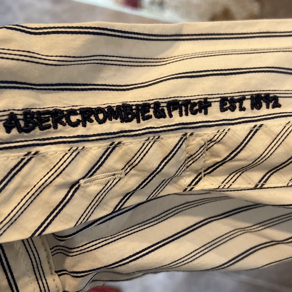 Abercrombie & Fitch women’s navy and white button down.  Size Large.  EUC. - Picture 4 of 10